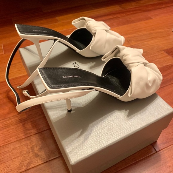SOLD!! ❌ BALENCIAGA Square Heel with Bow - Picture 2 of 7